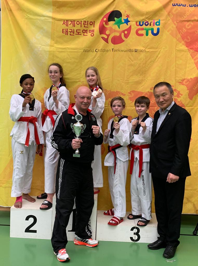 Op het Podium Lhaekeysha Martijn, Eva Moors, Nielle Vroegh, Joep van Limpt, Jordhi Wyrwa.
Op de voorgrond Trainer Anthony Wijnhoven en Dr. Soo-Nam,Park, 
President of World Children Taekwondo Union 
President DTU (Deutsche Taekwondo Union)
